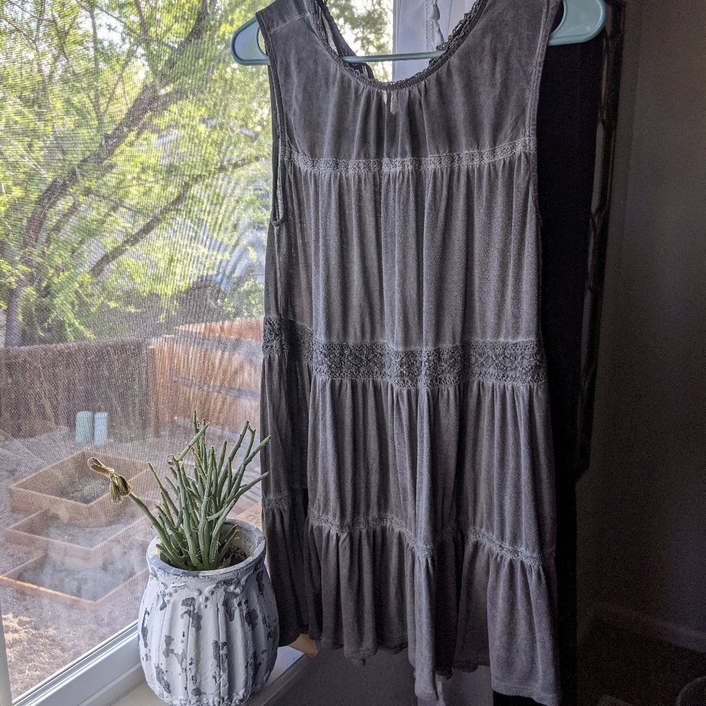 Adorable Knox Rose sleeveless blouse
